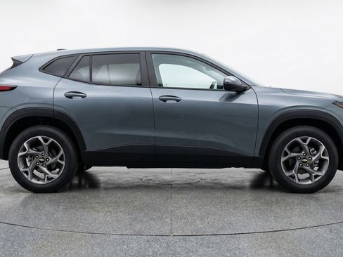 Used 2025 Chevrolet Trax LT image 11