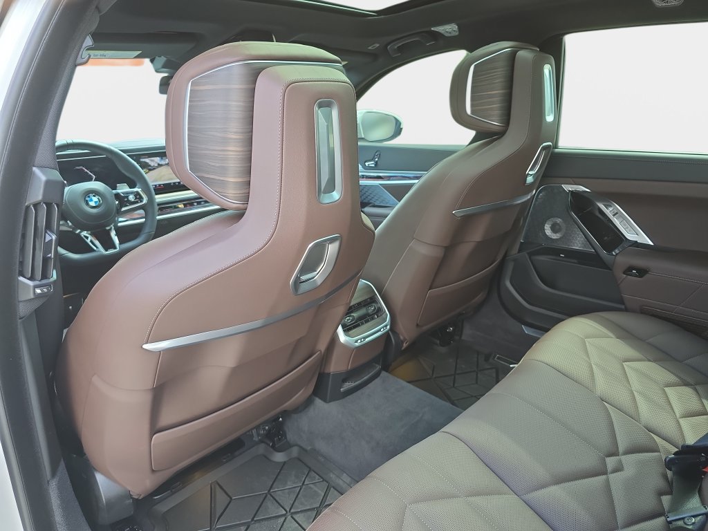 Used 2026 BMW 760i xDrive w/ Executive Package AWD/4WD image 10