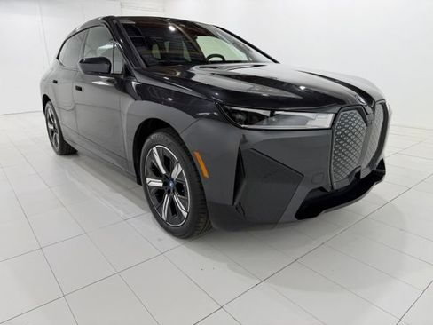 Used 2024 BMW iX xDrive50 w/ Sport Package AWD/4WD image 7