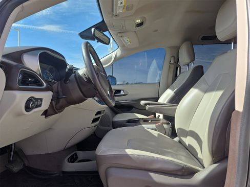 Used 2017 Chrysler Pacifica Touring-L image 16