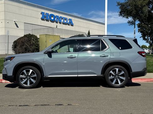 Used 2025 Honda Pilot Touring image 7