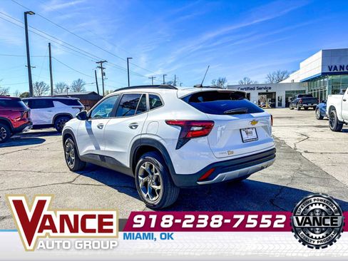 Used 2025 Chevrolet Trax LT w/ LT Convenience Package image 5