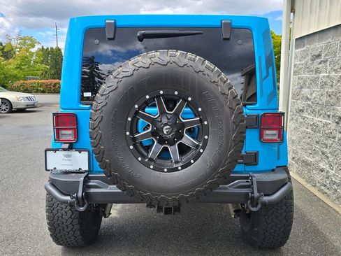 Used 2017 Jeep Wrangler Unlimited Sahara AWD/4WD image 6