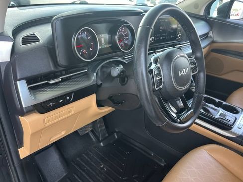Used 2023 Kia Carnival LX FWD image 9