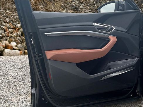 Used 2022 Audi e-tron Premium Plus w/ Premium Plus Package image 22