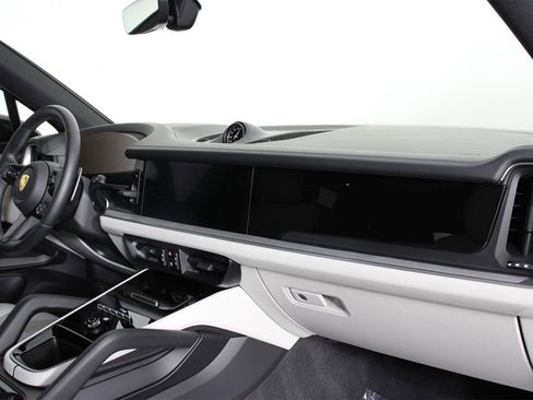 Used 2025 Porsche Cayenne S image 24