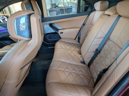 Used 2023 BMW 740i image 11