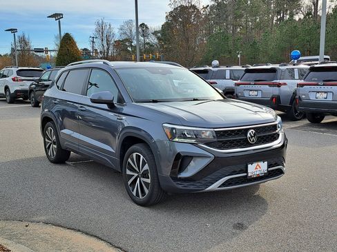 Used 2022 Volkswagen Taos SE image 4