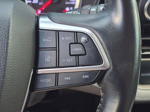 Used 2021 Toyota Highlander LE FWD image 11