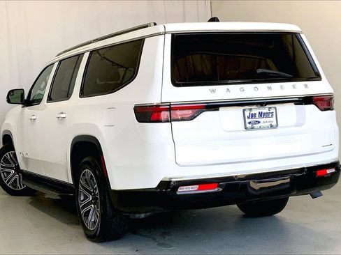 Used 2024 Jeep Wagoneer L Series II RWD image 10