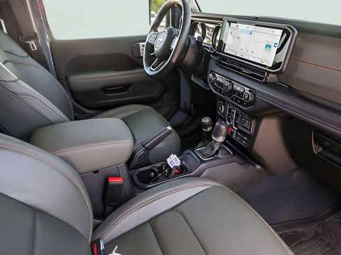 Used 2024 Jeep Gladiator Mojave AWD/4WD image 27