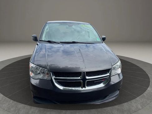 Used 2019 Dodge Grand Caravan SE w/ UConnect Hands-Free Group image 2