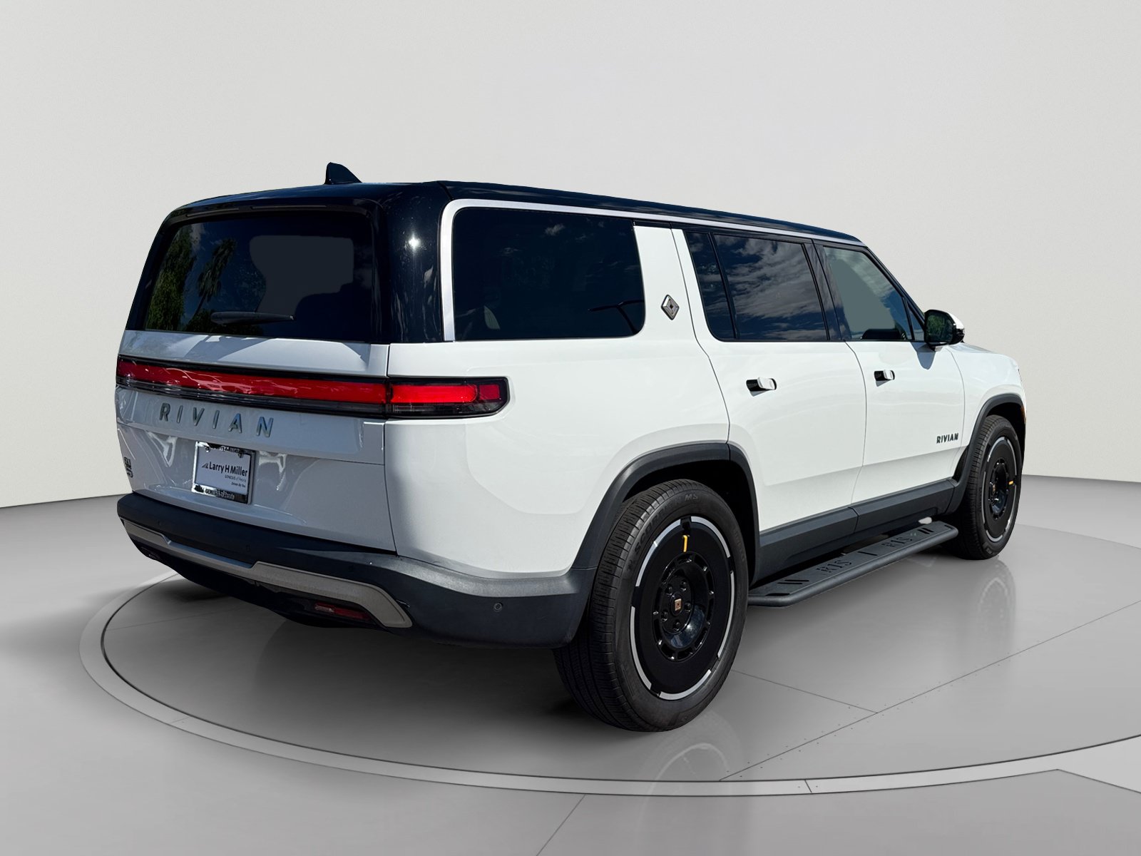 Used 2025 Rivian R1S Adventure Dual AWD/4WD image 5
