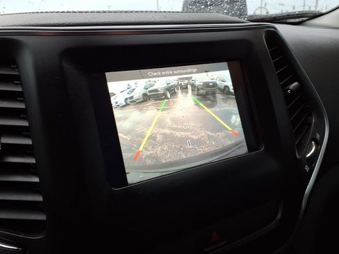 Used 2019 Jeep Cherokee Latitude Plus w/ Cold Weather Group AWD/4WD image 18