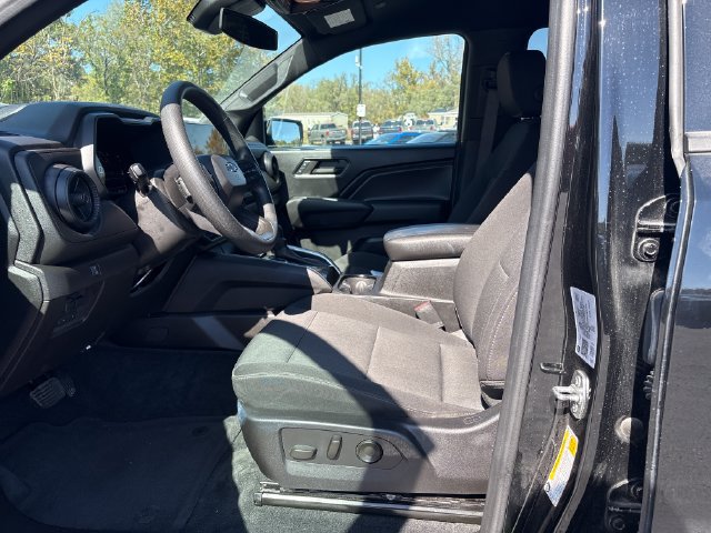 Used 2023 Chevrolet Colorado Trail Boss w/ Technology Package AWD/4WD image 4