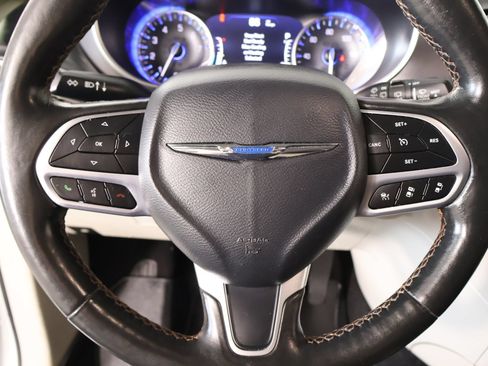 Used 2020 Chrysler Pacifica Touring-L Plus w/ Advanced Safetytec Group FWD image 3