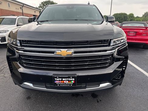Used 2024 Chevrolet Suburban LT w/ Luxury Package image 2