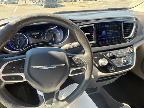 Used 2017 Chrysler Pacifica Touring FWD image 10