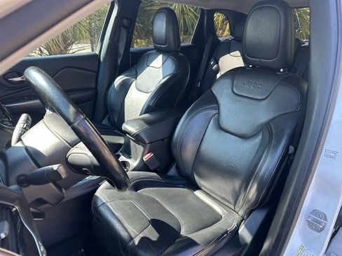 Used 2019 Jeep Cherokee Limited w/ Technology Group FWD image 13