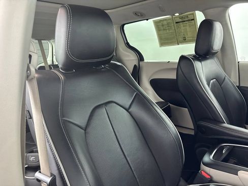 Used 2024 Chrysler Pacifica Limited FWD image 30