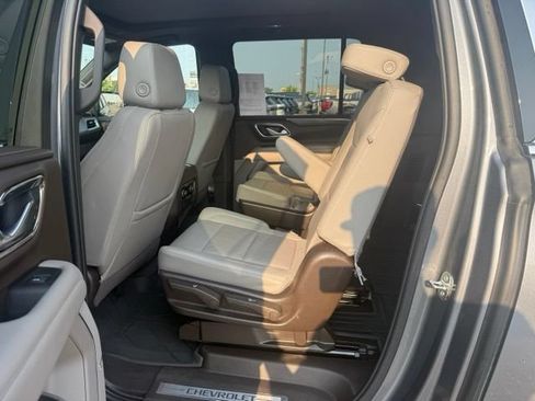 Used 2022 Chevrolet Suburban LT w/ Luxury Package AWD/4WD image 15