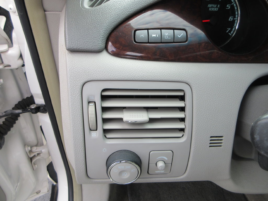 Used 2011 Buick Lucerne CXL w/ Driver Confidence Package FWD image 23