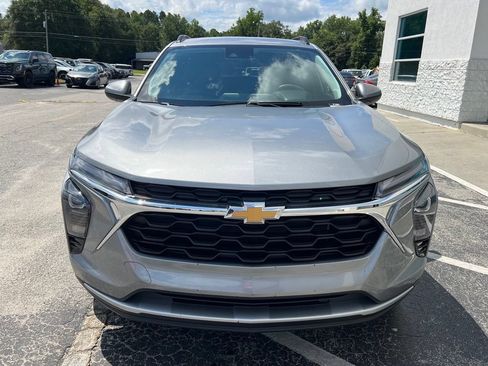Used 2025 Chevrolet Trax LT FWD image 5
