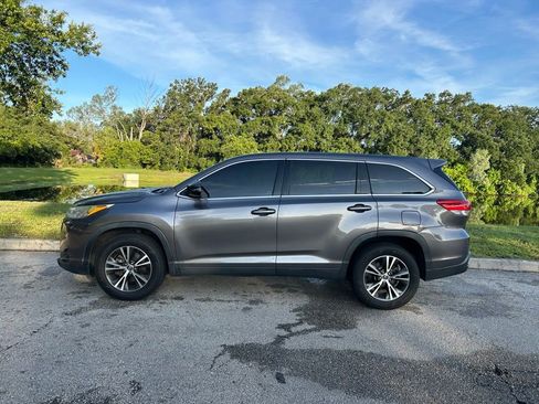 Used 2019 Toyota Highlander LE FWD image 3