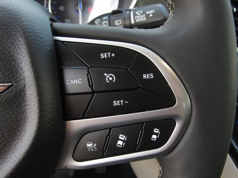 Used 2024 Chrysler Pacifica Touring-L image 26