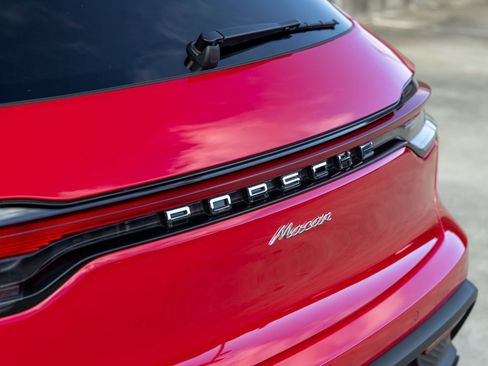 Certified 2026 Porsche Macan AWD/4WD image 19