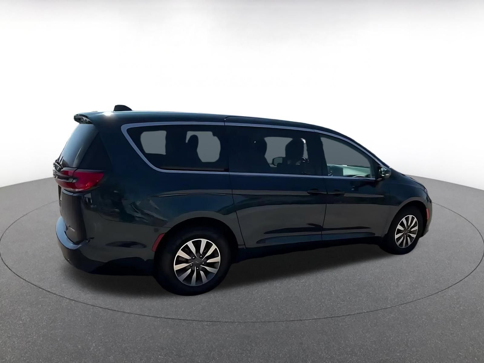 Used 2023 Chrysler Pacifica Touring-L FWD image 14