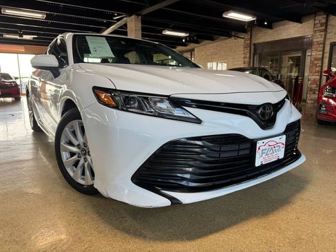 Used 2018 Toyota Camry LE FWD image 1