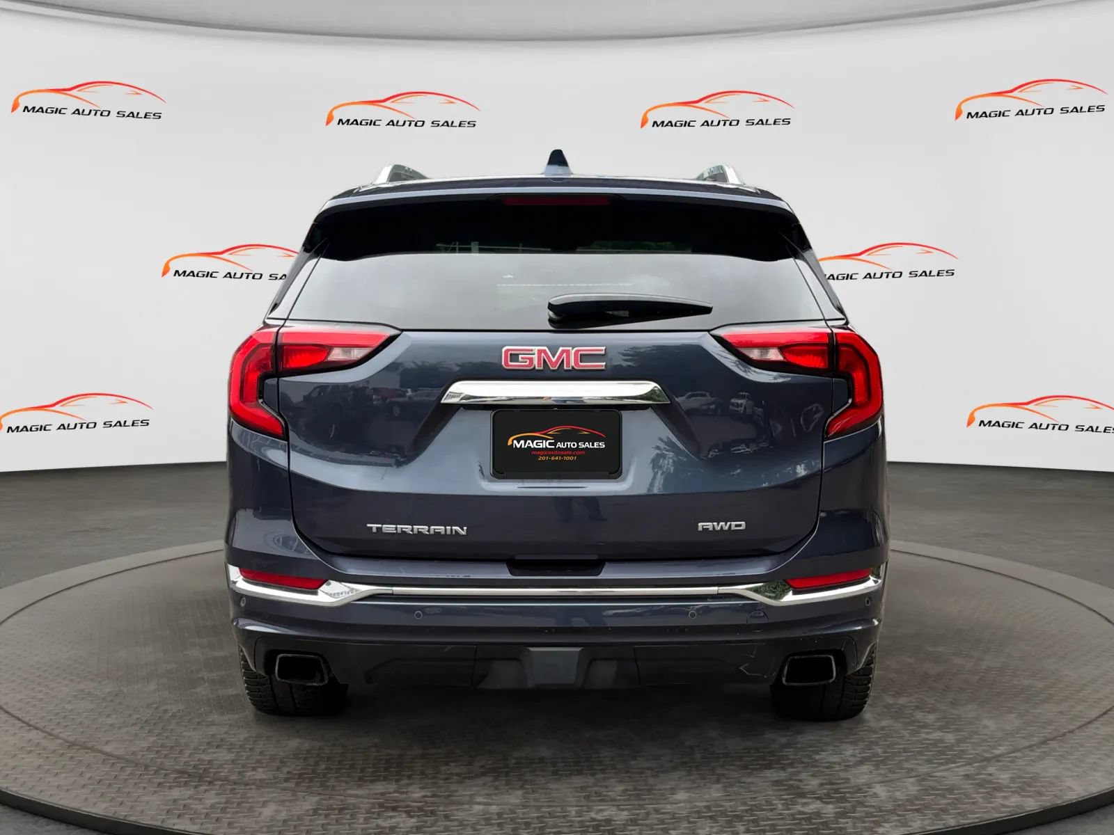 Used 2019 GMC Terrain Denali w/ GMC Pro Grade Package AWD/4WD image 9