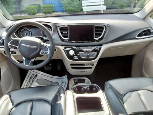 Used 2023 Chrysler Pacifica Touring-L FWD image 46