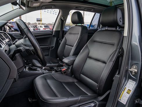 Used 2018 Volkswagen Golf SE image 15