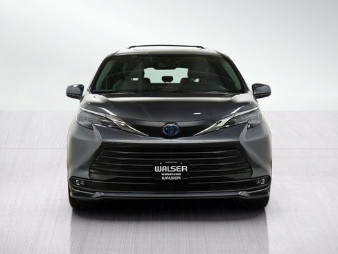 Used 2025 Toyota Sienna XLE w/ XLE Plus Package AWD/4WD image 8