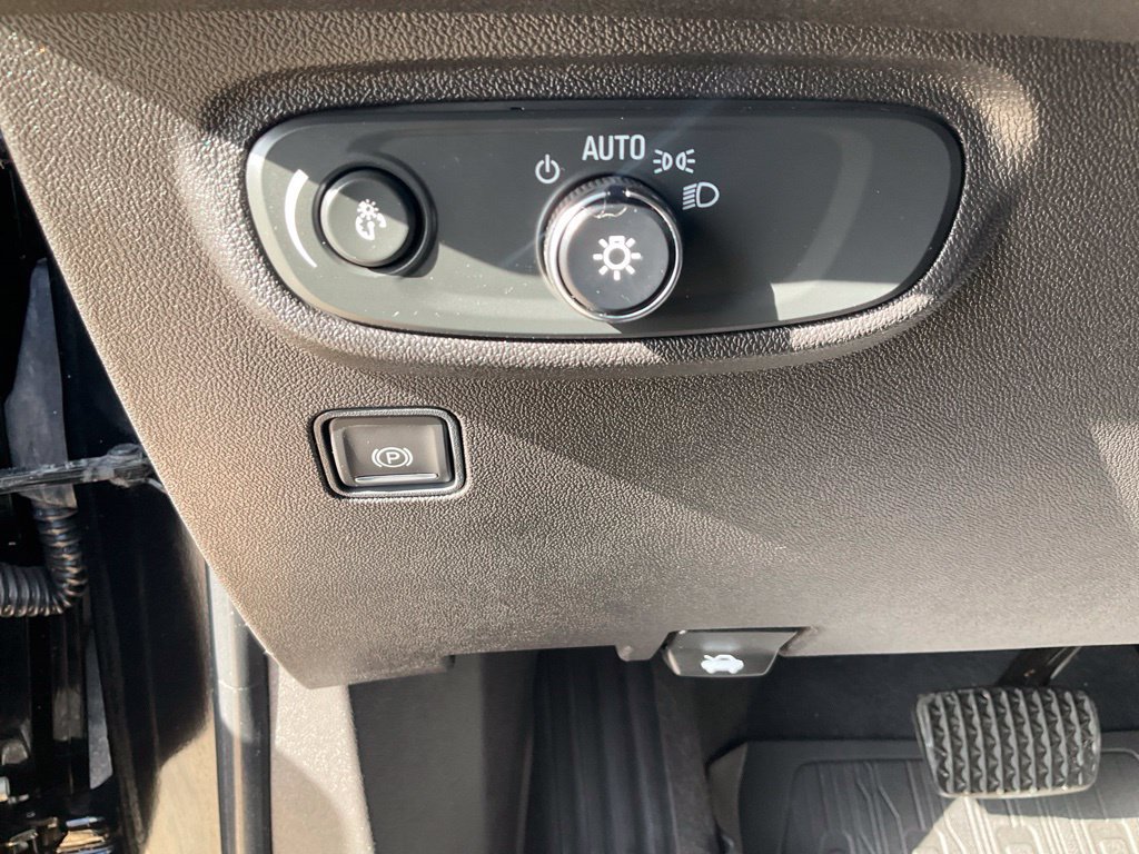 Used 2023 GMC Terrain SLE w/ Driver Convenience Package FWD image 9