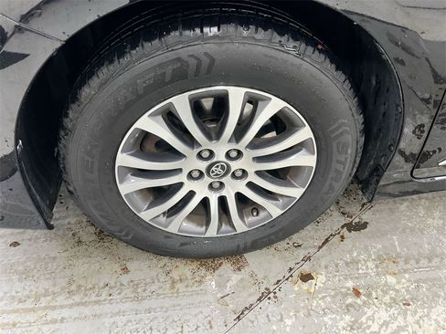 Used 2018 Toyota Sienna XLE w/ XLE Navigation Package image 27