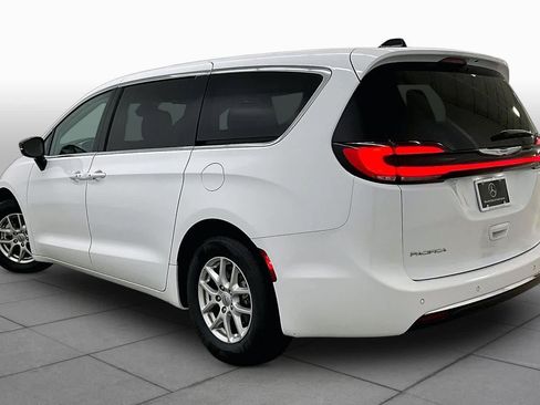 Used 2024 Chrysler Pacifica Touring-L FWD image 12