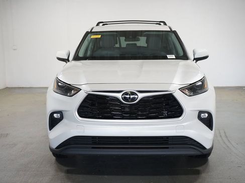 Used 2023 Toyota Highlander LE FWD image 2
