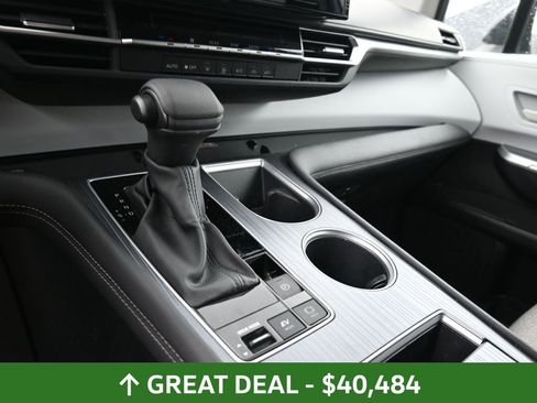 Used 2025 Toyota Sienna LE image 29