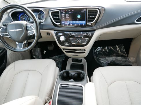 Used 2021 Chrysler Pacifica Touring-L image 10