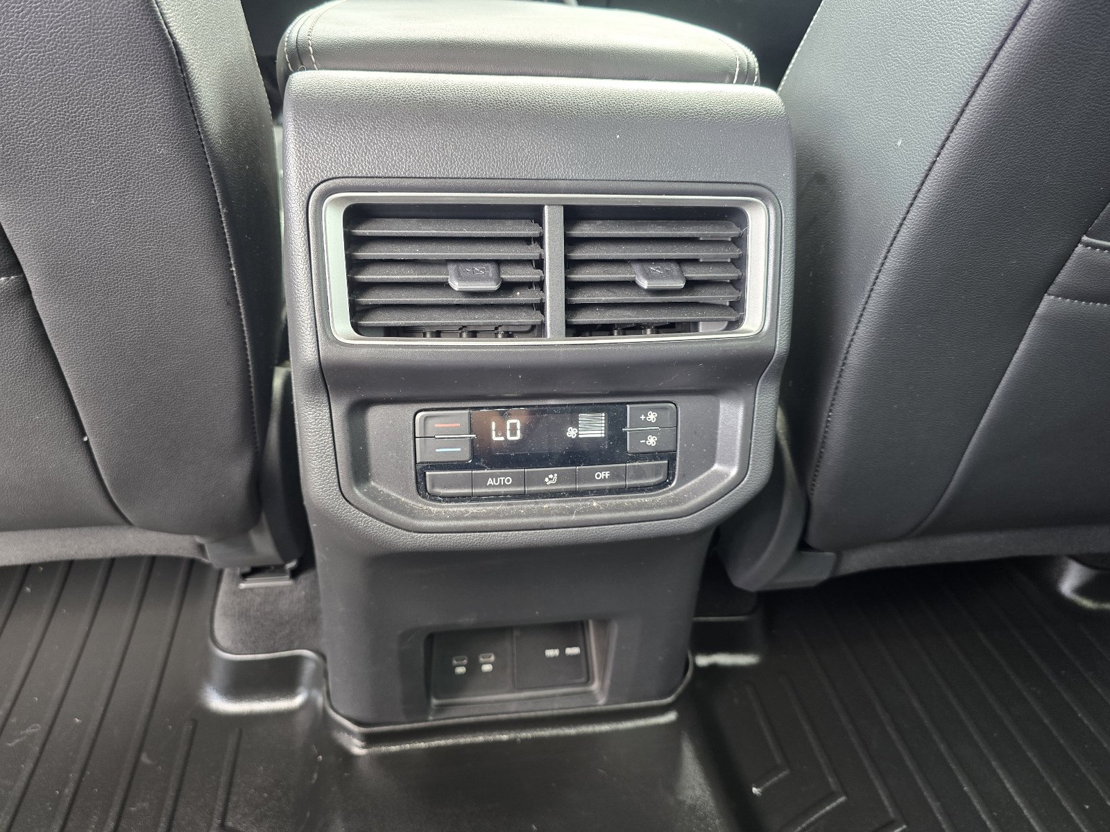 Used 2024 Volkswagen Atlas SE AWD/4WD image 25