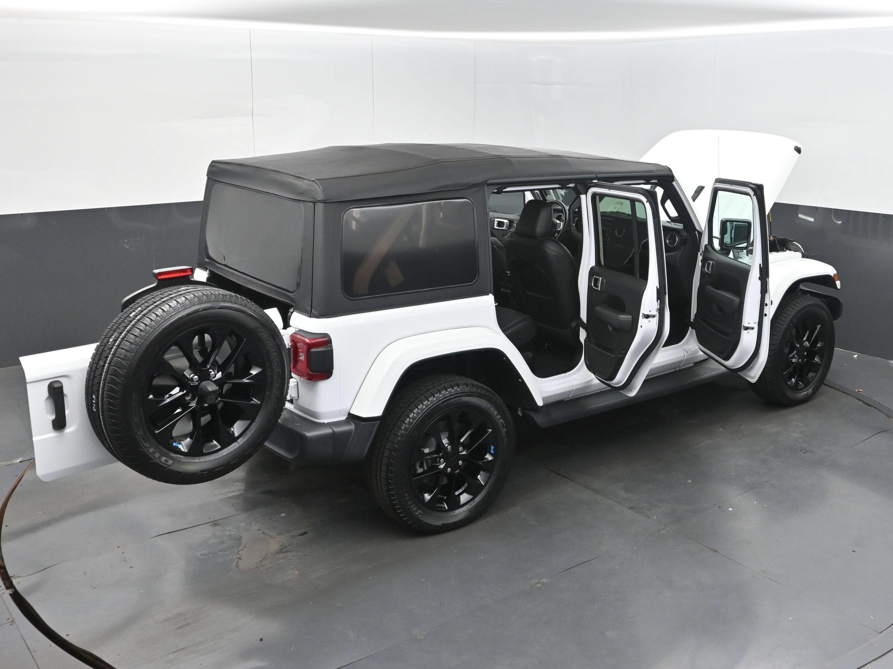 Used 2022 Jeep Wrangler Unlimited Sahara AWD/4WD image 33