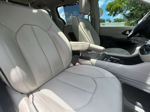 Used 2021 Chrysler Pacifica Limited AWD/4WD image 34