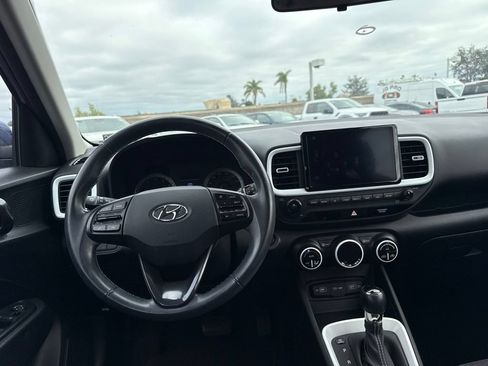 Used 2022 Hyundai Venue Limited FWD image 7