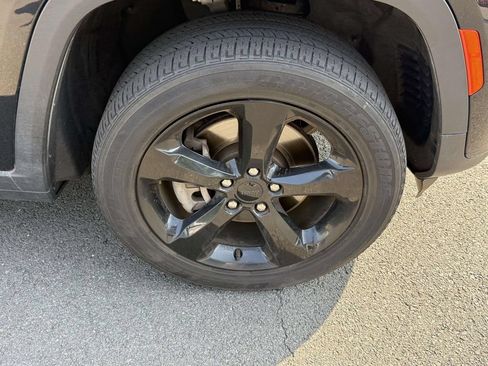 Used 2023 Jeep Grand Cherokee L Laredo AWD/4WD image 12