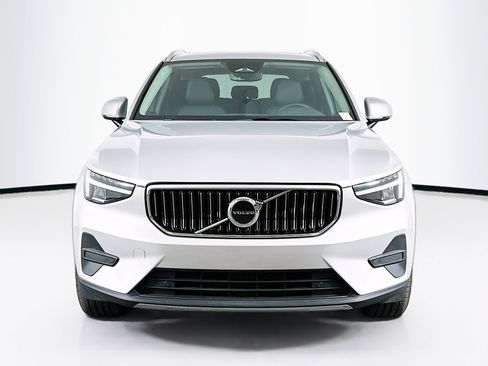 Used 2025 Volvo XC40 B5 Core image 2