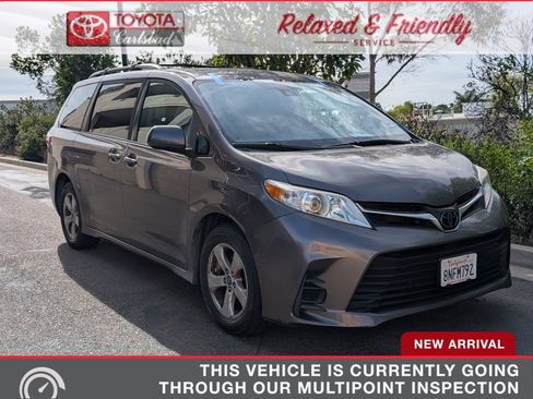 Used 2020 Toyota Sienna LE image 1