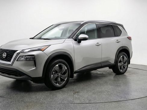 Used 2025 Nissan Rogue SV image 3